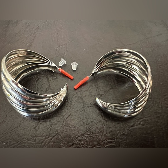 Set of two swirl earrings, gold, and silver - Picture 7 of 14